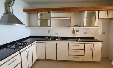Casa de Categoría en Los Carolinos | 3 Dormitorios   Dependencia | Pileta Climatizada | Cochera para Varios Vehículos | Seguridad 24 hs
