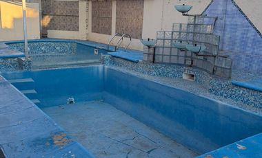 Casa de Categoría en Los Carolinos | 3 Dormitorios   Dependencia | Pileta Climatizada | Cochera para Varios Vehículos | Seguridad 24 hs