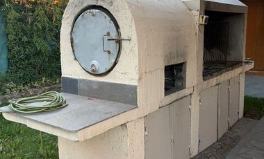 Casa de Categoría en Los Carolinos | 3 Dormitorios   Dependencia | Pileta Climatizada | Cochera para Varios Vehículos | Seguridad 24 hs