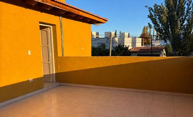 Casa de Categoría en Los Carolinos | 3 Dormitorios   Dependencia | Pileta Climatizada | Cochera para Varios Vehículos | Seguridad 24 hs