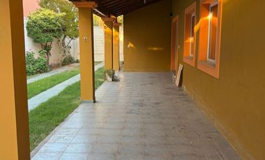 Casa de Categoría en Los Carolinos | 3 Dormitorios   Dependencia | Pileta Climatizada | Cochera para Varios Vehículos | Seguridad 24 hs