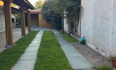 Casa de Categoría en Los Carolinos | 3 Dormitorios   Dependencia | Pileta Climatizada | Cochera para Varios Vehículos | Seguridad 24 hs