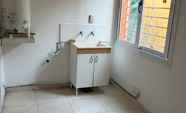 Casa de Categoría en Los Carolinos | 3 Dormitorios   Dependencia | Pileta Climatizada | Cochera para Varios Vehículos | Seguridad 24 hs