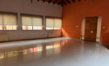 Casa de Categoría en Los Carolinos | 3 Dormitorios   Dependencia | Pileta Climatizada | Cochera para Varios Vehículos | Seguridad 24 hs