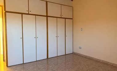 Casa de Categoría en Los Carolinos | 3 Dormitorios   Dependencia | Pileta Climatizada | Cochera para Varios Vehículos | Seguridad 24 hs