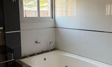 Casa de Categoría en Los Carolinos | 3 Dormitorios   Dependencia | Pileta Climatizada | Cochera para Varios Vehículos | Seguridad 24 hs
