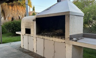 Casa de Categoría en Los Carolinos | 3 Dormitorios   Dependencia | Pileta Climatizada | Cochera para Varios Vehículos | Seguridad 24 hs