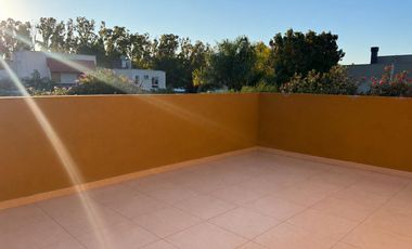 Casa de Categoría en Los Carolinos | 3 Dormitorios   Dependencia | Pileta Climatizada | Cochera para Varios Vehículos | Seguridad 24 hs