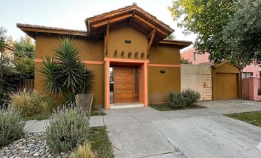 Casa de Categoría en Los Carolinos | 3 Dormitorios   Dependencia | Pileta Climatizada | Cochera para Varios Vehículos | Seguridad 24 hs