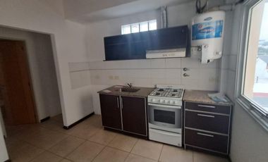 Departamento de 2 ambientes con cochera y balcón en Morón