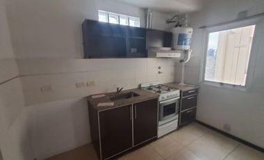 Departamento de 2 ambientes con cochera y balcón en Morón