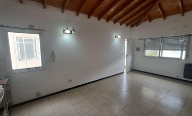 Departamento de 2 ambientes con cochera y balcón en Morón