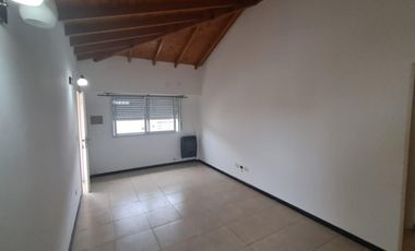 Departamento de 2 ambientes con cochera y balcón en Morón