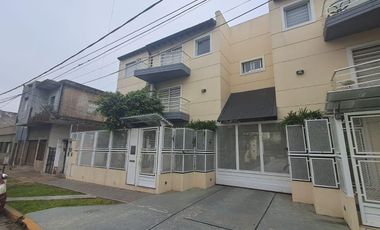 Departamento de 2 ambientes con cochera y balcón en Morón