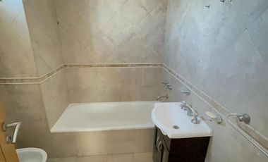 Departamento de 2 ambientes con cochera y balcón en Morón