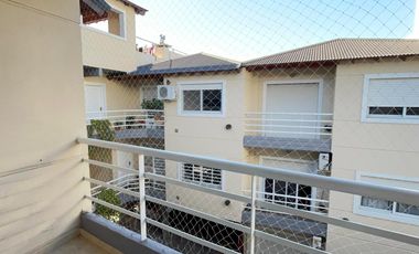 Departamento de 2 ambientes con cochera y balcón en Morón
