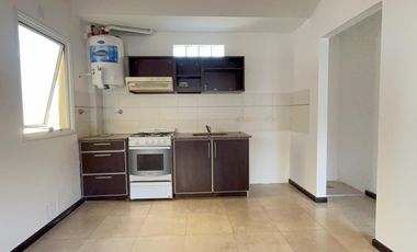 Departamento de 2 ambientes con cochera y balcón en Morón