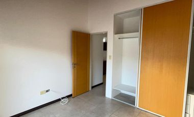 Departamento de 2 ambientes con cochera y balcón en Morón