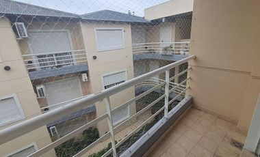 Departamento de 2 ambientes con cochera y balcón en Morón