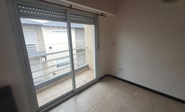 Departamento de 2 ambientes con cochera y balcón en Morón