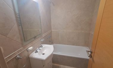 Departamento de 2 ambientes con cochera y balcón en Morón