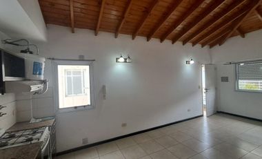 Departamento de 2 ambientes con cochera y balcón en Morón