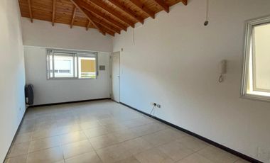 Departamento de 2 ambientes con cochera y balcón en Morón