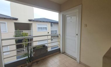 Departamento de 2 ambientes con cochera y balcón en Morón