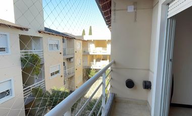Departamento de 2 ambientes con cochera y balcón en Morón