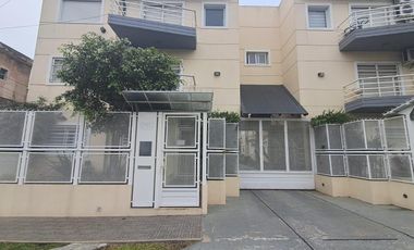 Departamento de 2 ambientes con cochera y balcón en Morón