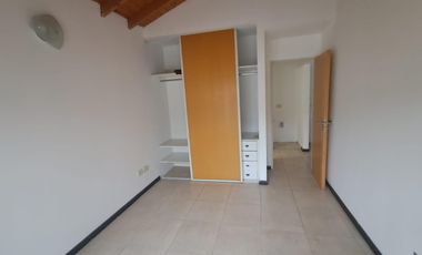 Departamento de 2 ambientes con cochera y balcón en Morón
