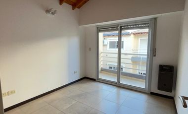 Departamento de 2 ambientes con cochera y balcón en Morón