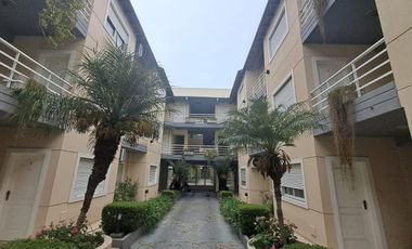 Departamento de 2 ambientes con cochera y balcón en Morón