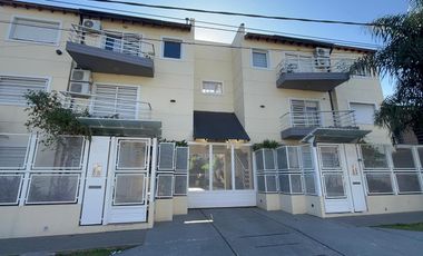 Departamento de 2 ambientes con cochera y balcón en Morón