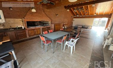 Quinta en Santa Lucia - San Lorenzo entre Colon y San Juan