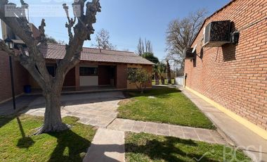 Quinta en Santa Lucia - San Lorenzo entre Colon y San Juan