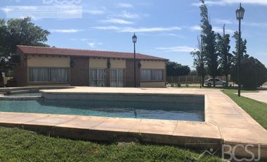 Quinta en Santa Lucia - San Lorenzo entre Colon y San Juan