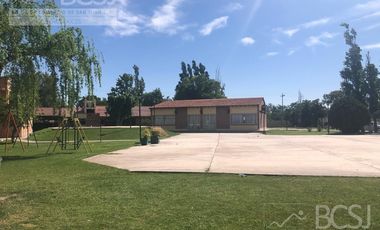 Quinta en Santa Lucia - San Lorenzo entre Colon y San Juan
