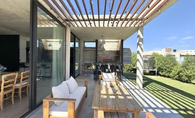 Excelente chalet de  diseño en Rumencó Joven