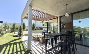 Excelente chalet de  diseño en Rumencó Joven