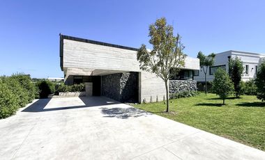 Excelente chalet de  diseño en Rumencó Joven