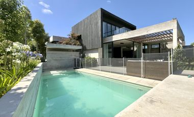 Excelente chalet de  diseño en Rumencó Joven