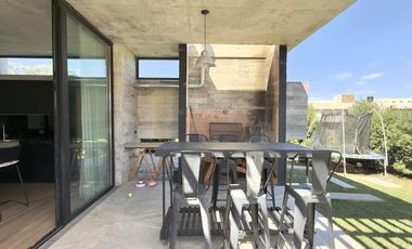 Excelente chalet de  diseño en Rumencó Joven
