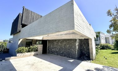 Excelente chalet de  diseño en Rumencó Joven
