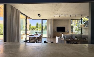 Excelente chalet de  diseño en Rumencó Joven
