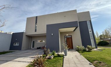 Venta Casa Gerencial 3 Dorm Barrio Santa Angela III, Centenario, Neuquén