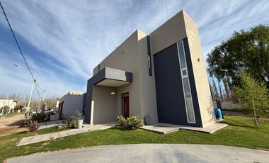 Venta Casa Gerencial 3 Dorm Barrio Santa Angela III, Centenario, Neuquén