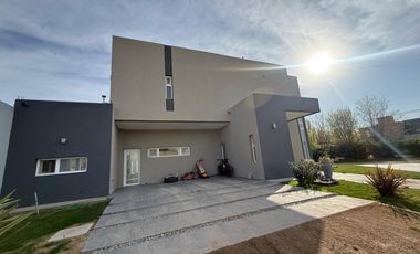 Venta Casa Gerencial 3 Dorm Barrio Santa Angela III, Centenario, Neuquén