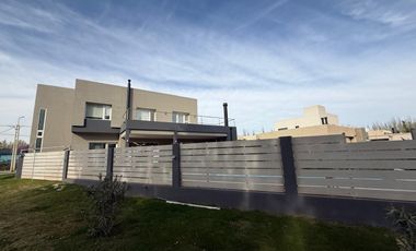 Venta Casa Gerencial 3 Dorm Barrio Santa Angela III, Centenario, Neuquén