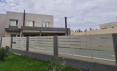 Venta Casa Gerencial 3 Dorm Barrio Santa Angela III, Centenario, Neuquén